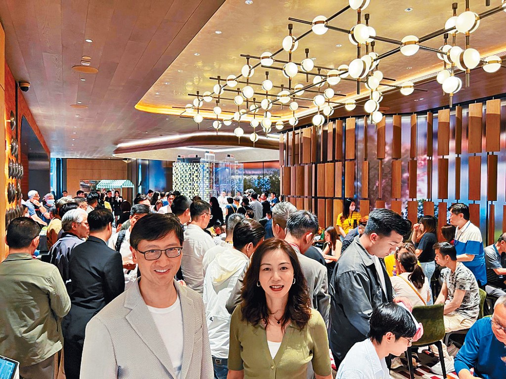 恒基韓家輝（左）表示，首岸周末兩日累計參觀人次已超過8000人，部署本周初加推單位應市。旁為李菲茹。