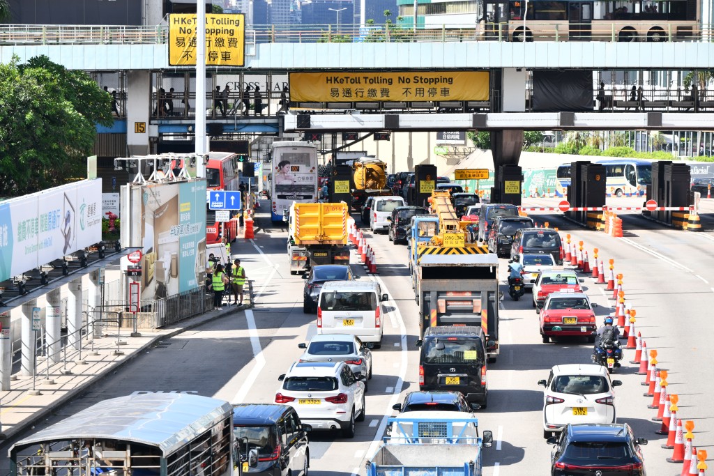 紅磡海底隧道實施不停車繳費「易通行」首個工作日，早上塞車狀況持續。（盧江球攝）