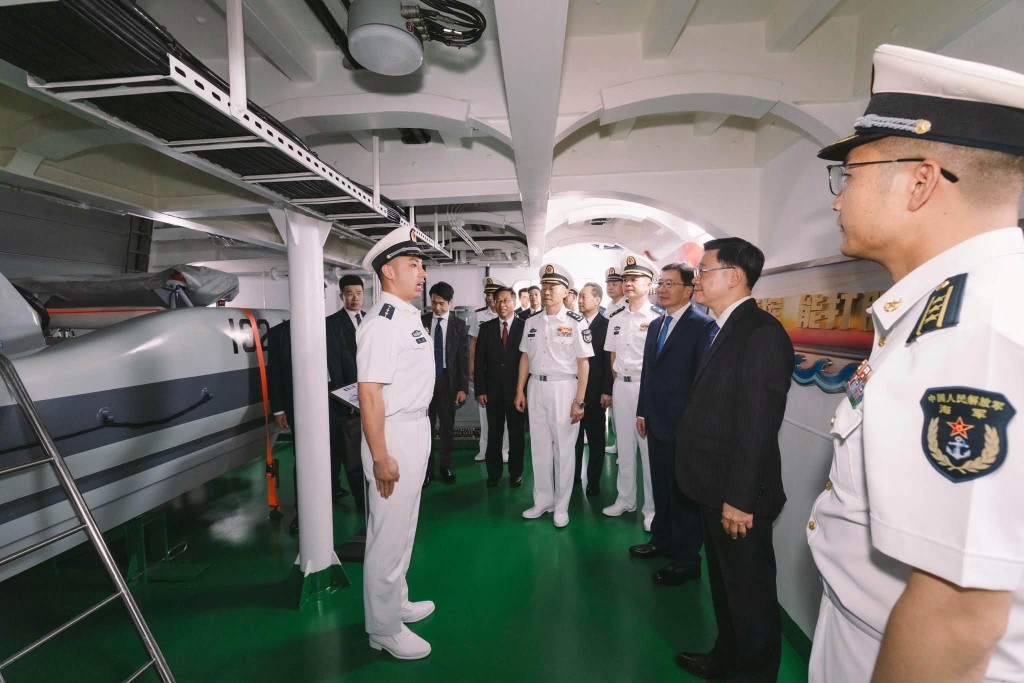 李家超指南寧艦編隊在這個重要時刻訪港,有三個重大意義:第一,展示國防科技實力,堅定民族自信;第二,彰顯海務上的責任擔當,激發民族自豪;第三,感受國防力量強大,厚植愛國情懷。李家超FB 李家超指南寧艦編隊在這個重要時刻訪港,有三個重大意義:第一,展示國防科技實力,堅定民族自信;第二,彰顯海務上的責任擔當,激發民族自豪;第三,感受國防力量強大,厚植愛國情懷。李家超FB
