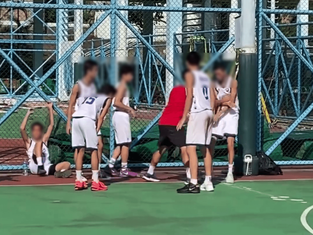 11號球員再次被教練打肚。Threads 11號球員再次被教練打肚。Threads