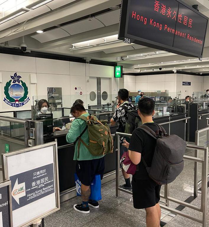 入境处人员在专用柜台协助有关求助港人办理出入境手续。政府新闻处相片