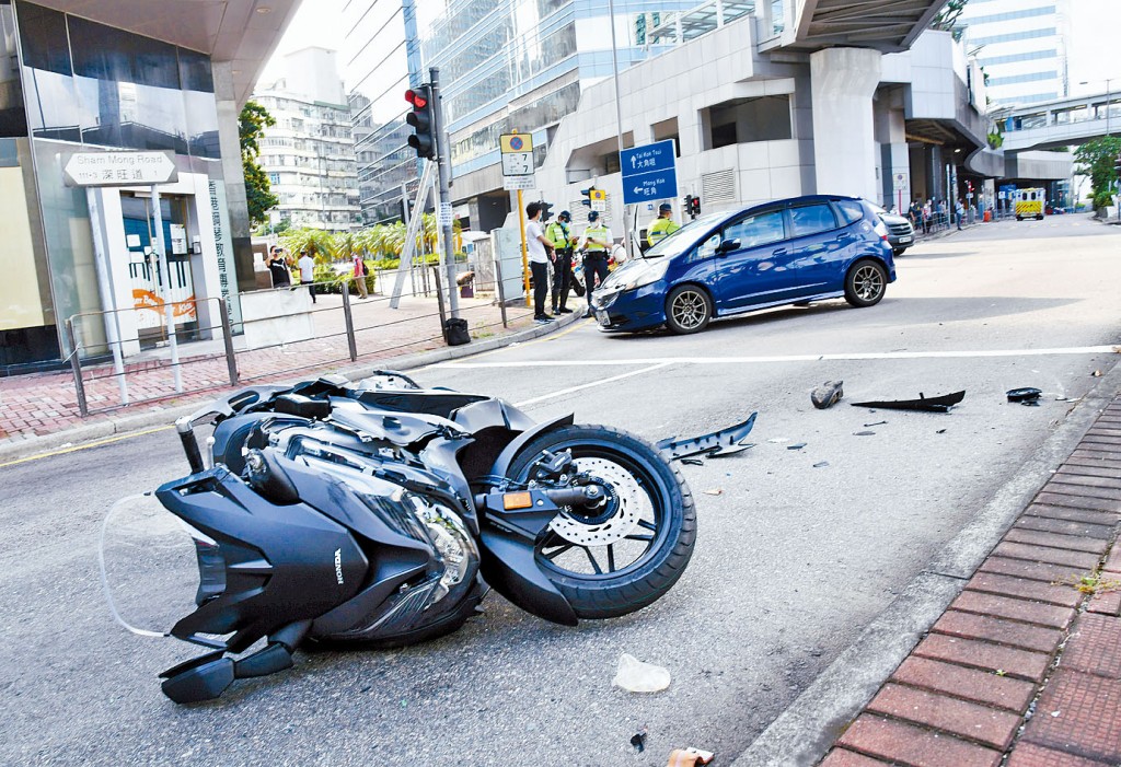 鐵騎士及車上女乘客受傷送院,私家車司機涉「危駕」被捕。