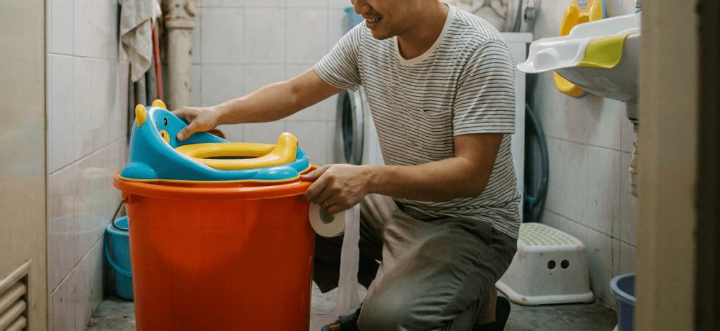 一名港爸「急中生智」,拿水桶自制临时厕所化解危机,岂料翌日的举动却令太太大惊失色。 (AI生成图片) 一名港爸「急中生智」,拿水桶自制临时厕所化解危机,岂料翌日的举动却令太太大惊失色。 (AI生成图片)