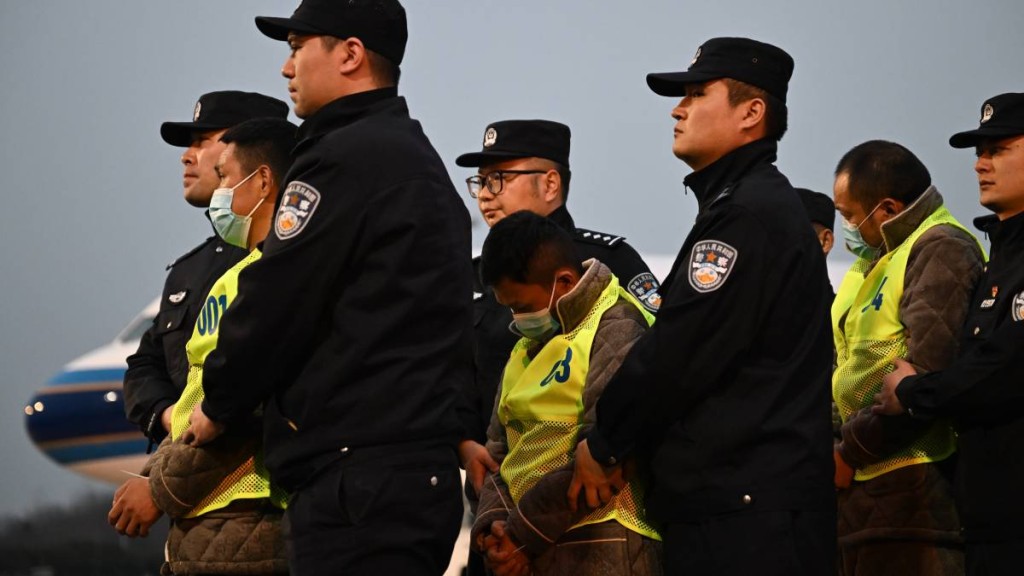 2月20日，中國民航包機在江蘇南京祿口國際機場降落，緬甸妙瓦底地區200中國疑犯遭押解回國。中新社