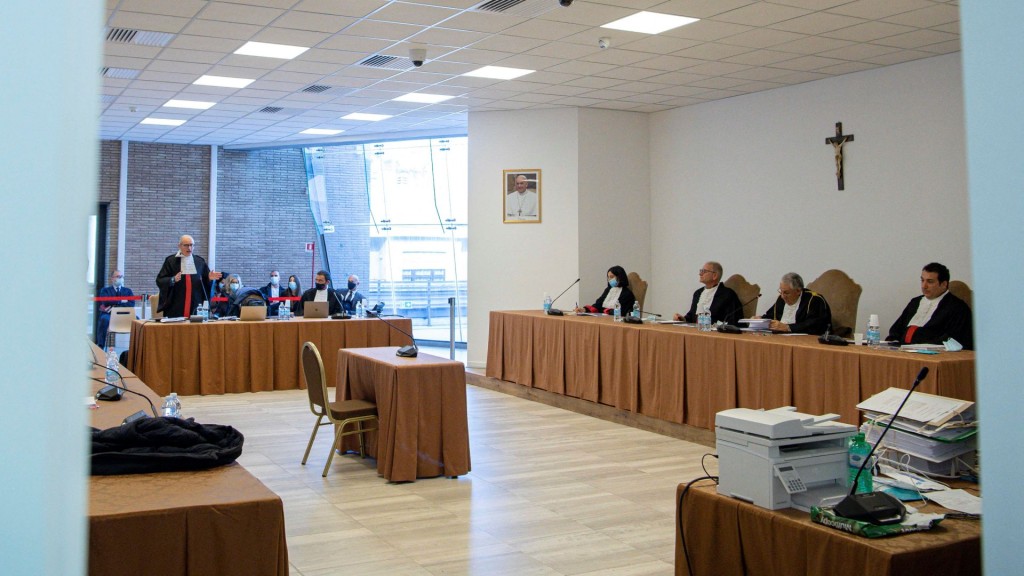 梵蒂冈法庭经过2年半的审理,于2023年底裁定意大利枢机主教贝丘(Giovanni Angelo Becciu)罪成。 法新社 梵蒂冈法庭经过2年半的审理,于2023年底裁定意大利枢机主教贝丘(Giovanni Angelo Becciu)罪成。 法新社