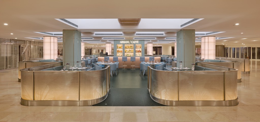 首度在香港登場的ARMANI/CAFFÈ,跟品牌精品店建構出Armani專屬空間。 首度在香港登場的ARMANI/CAFFÈ,跟品牌精品店建構出Armani專屬空間。