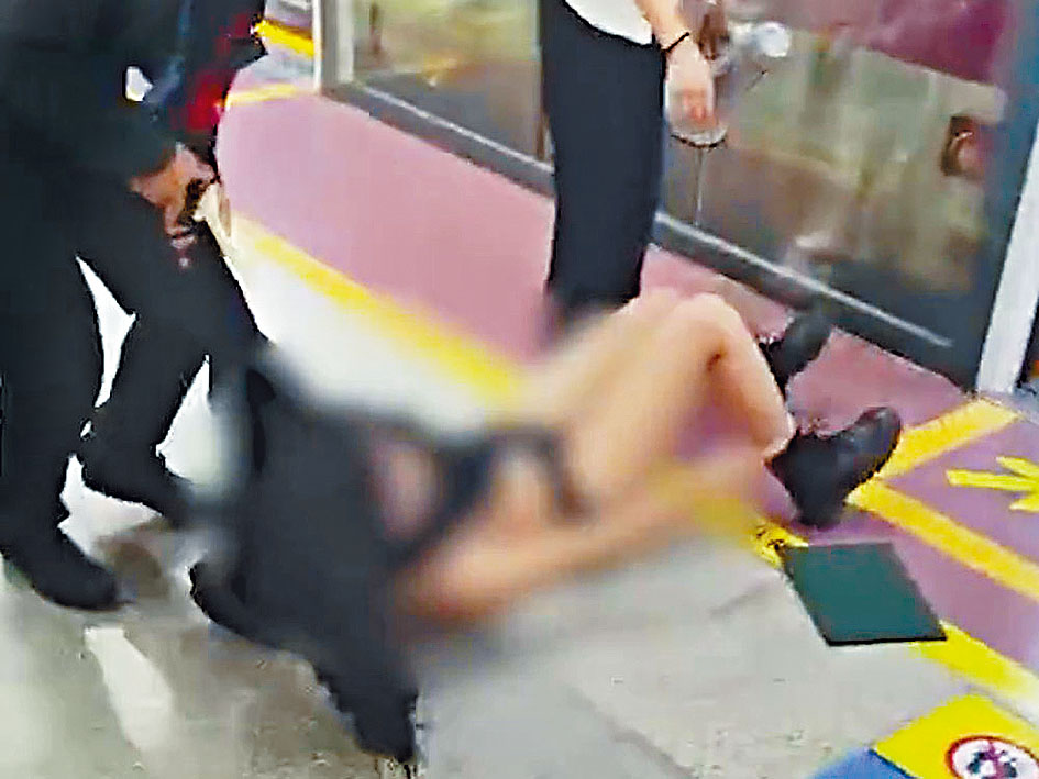 女乘客被保安人員拖出車廂甚狼狽。　