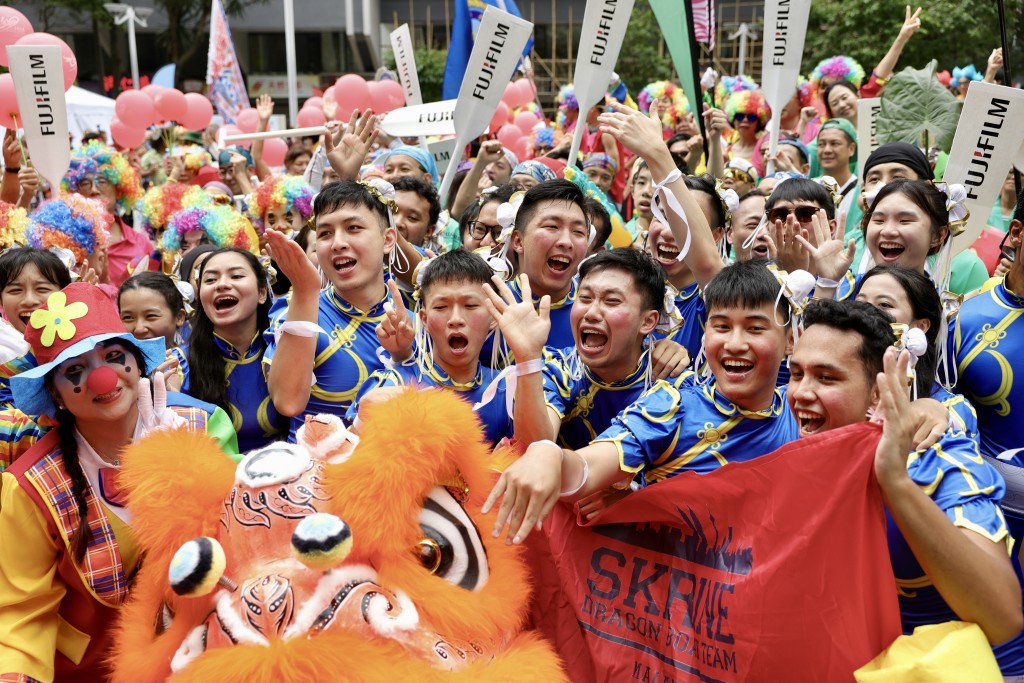 今年「香港國際龍舟邀請賽」將以龍舟嘉年華形式,由端午節5月31日到6月8日,於尖沙咀東部海濱舉行。 今年「香港國際龍舟邀請賽」將以龍舟嘉年華形式,由端午節5月31日到6月8日,於尖沙咀東部海濱舉行。