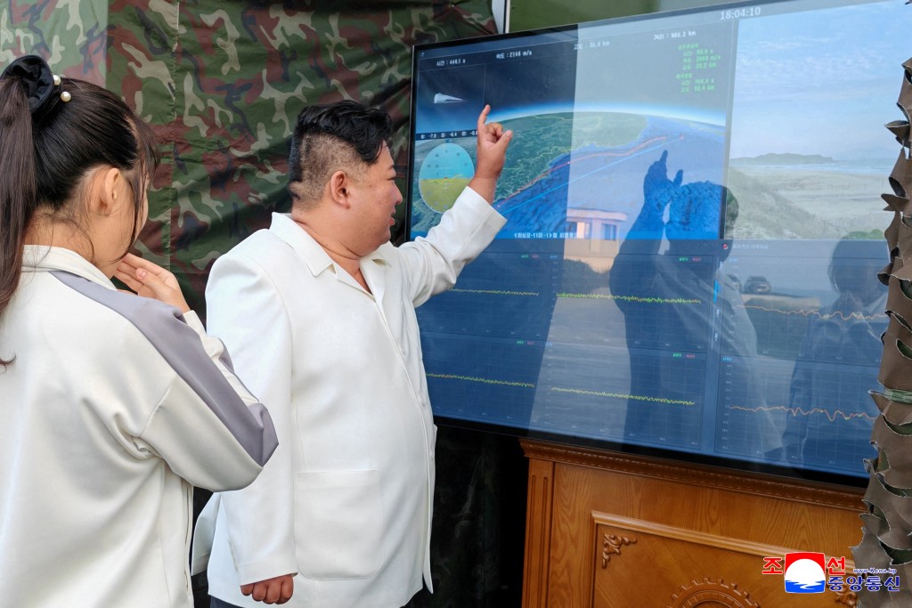金正恩早前在女兒金主愛陪同下，視察新型武器試驗。路透社