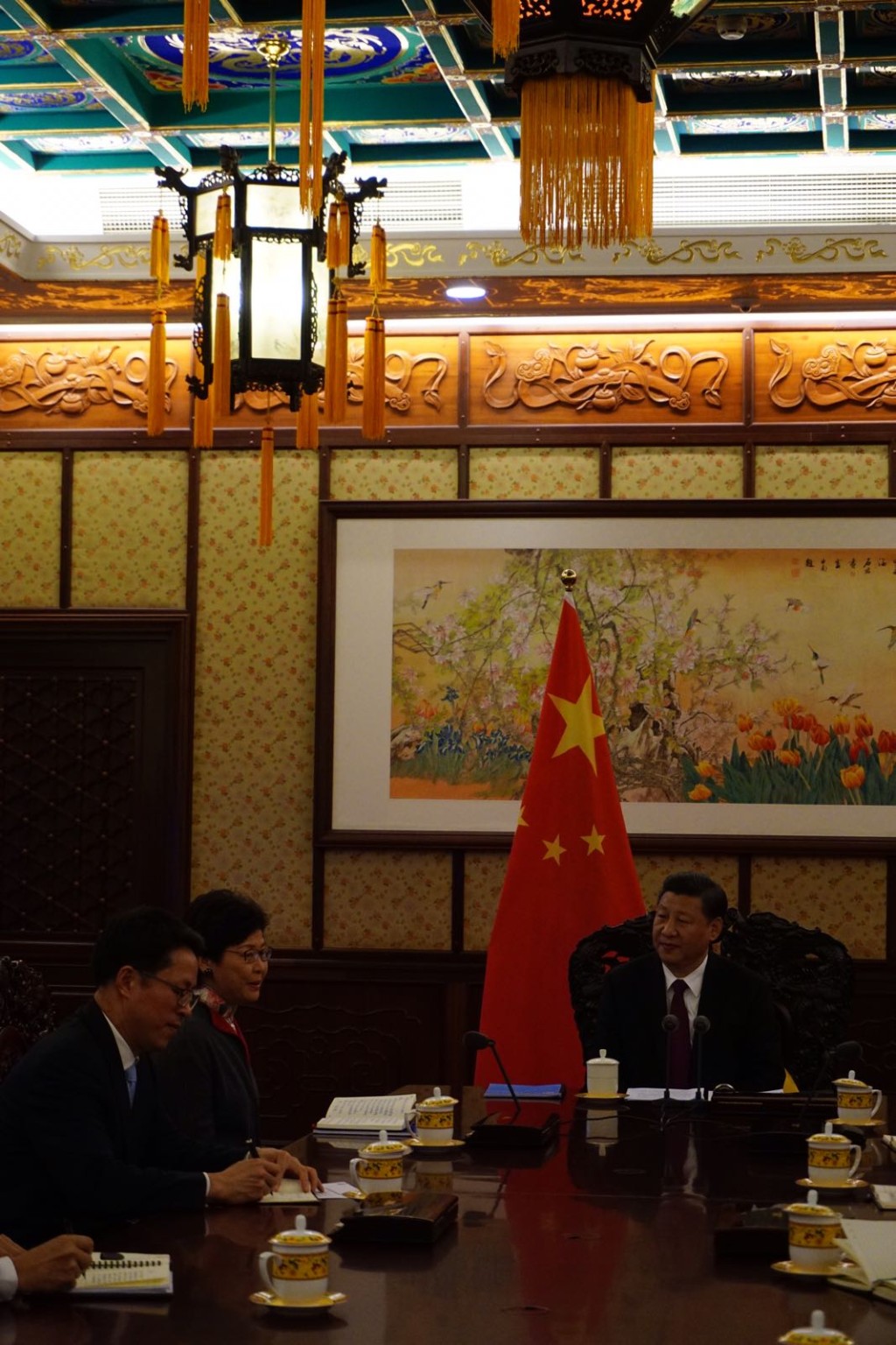 習近平坐在瀛台內長桌的主席位置，林鄭月娥則「靠邊坐」，坐在習近平的右手邊。