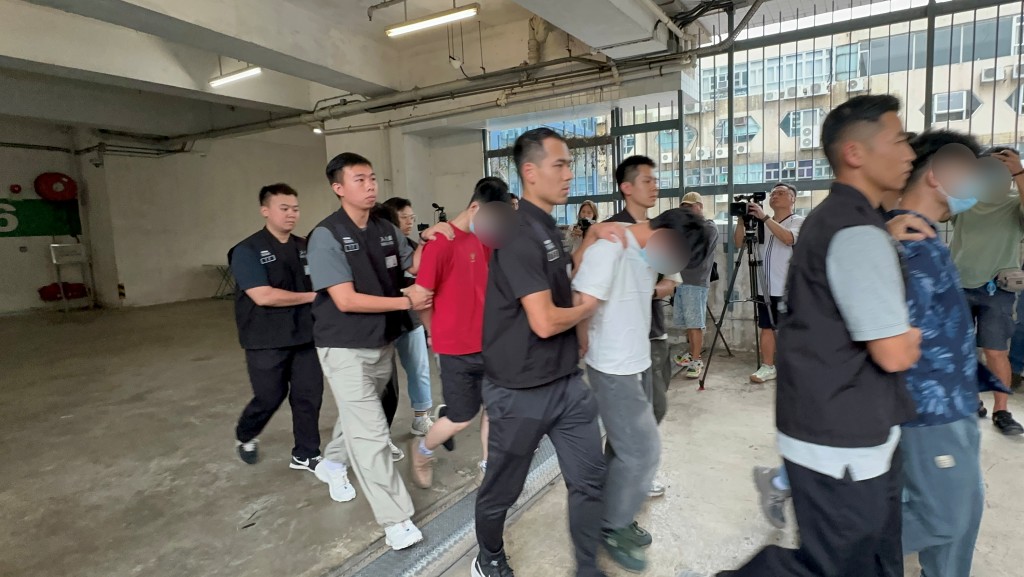 入境處拘捕4人包括內地清潔公司負責人及3名內地員工。梁國峰攝