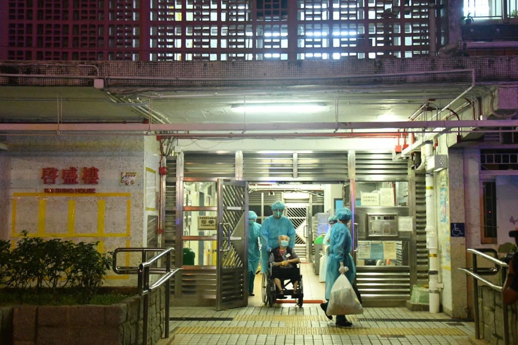 啟業邨啟業護理安老院陸續有院友撤離。