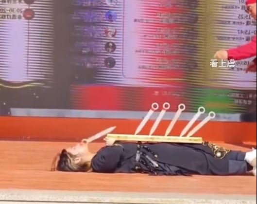 飛刀手失誤，鋼製飛刀擊中表演拍檔。