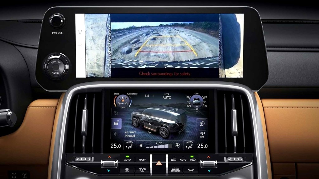 12.3吋屏幕實時顯示四周路況，7吋屏幕則為地形監測控制。