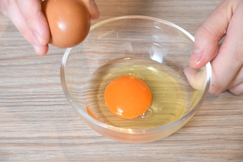 Step 4: 打匀鸡蛋。 Beat the eggs.