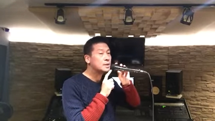 张佳添开YouTube频道教人唱歌技巧。