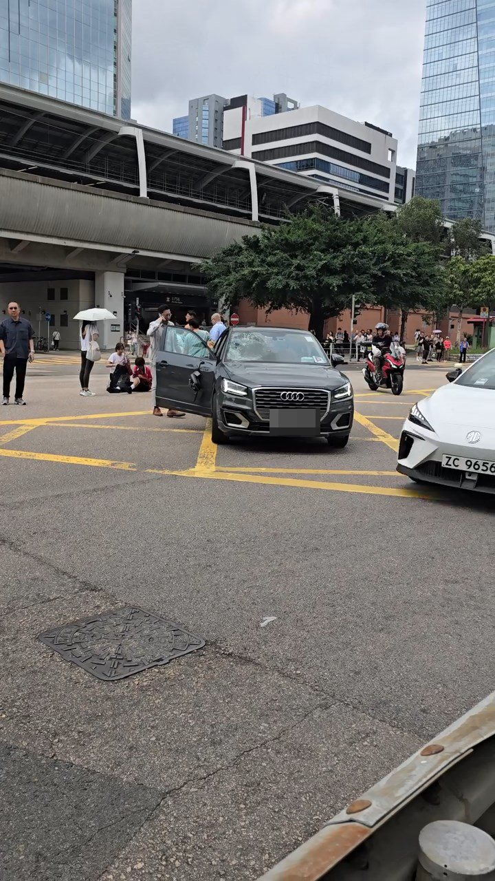 單車男坐在地上待救。fb「碩門二期之友群組 」Johnny Wong片段截圖 單車男坐在地上待救。fb「碩門二期之友群組 」Johnny Wong片段截圖