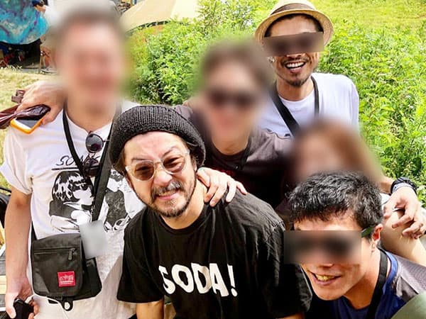 淺野忠信曾與毒販合照。