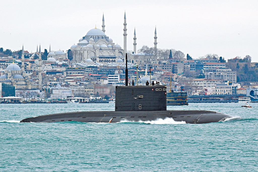 俄罗斯海军柴电潜艇“顿河畔罗斯托夫号”驶往黑海。 