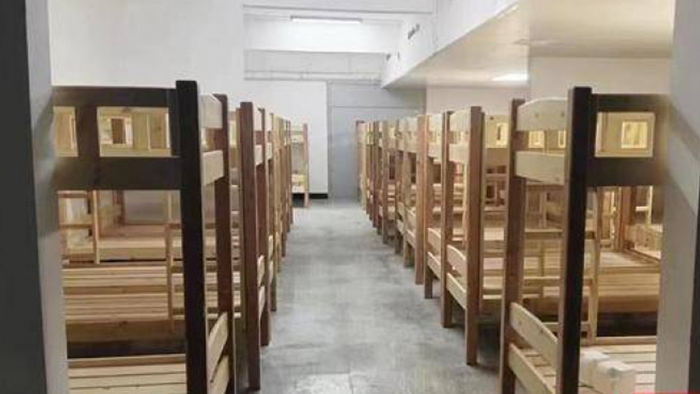 河南學校宿舍80人住一間房儼如倉庫，家長崩潰表示難以接受。