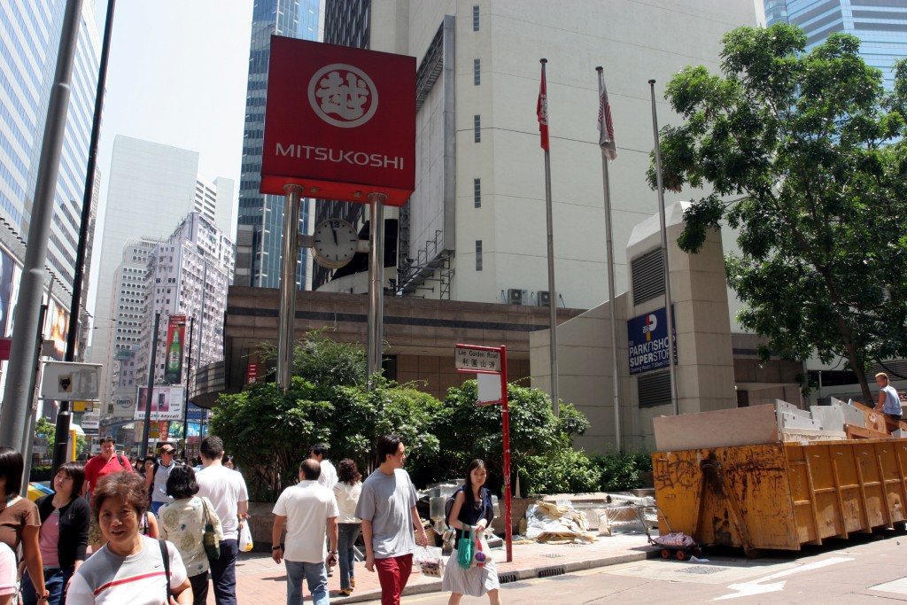 隨着2006年三越結業，只餘下崇光百貨，標誌銅鑼灣的「小日本」時代終結。資料圖片