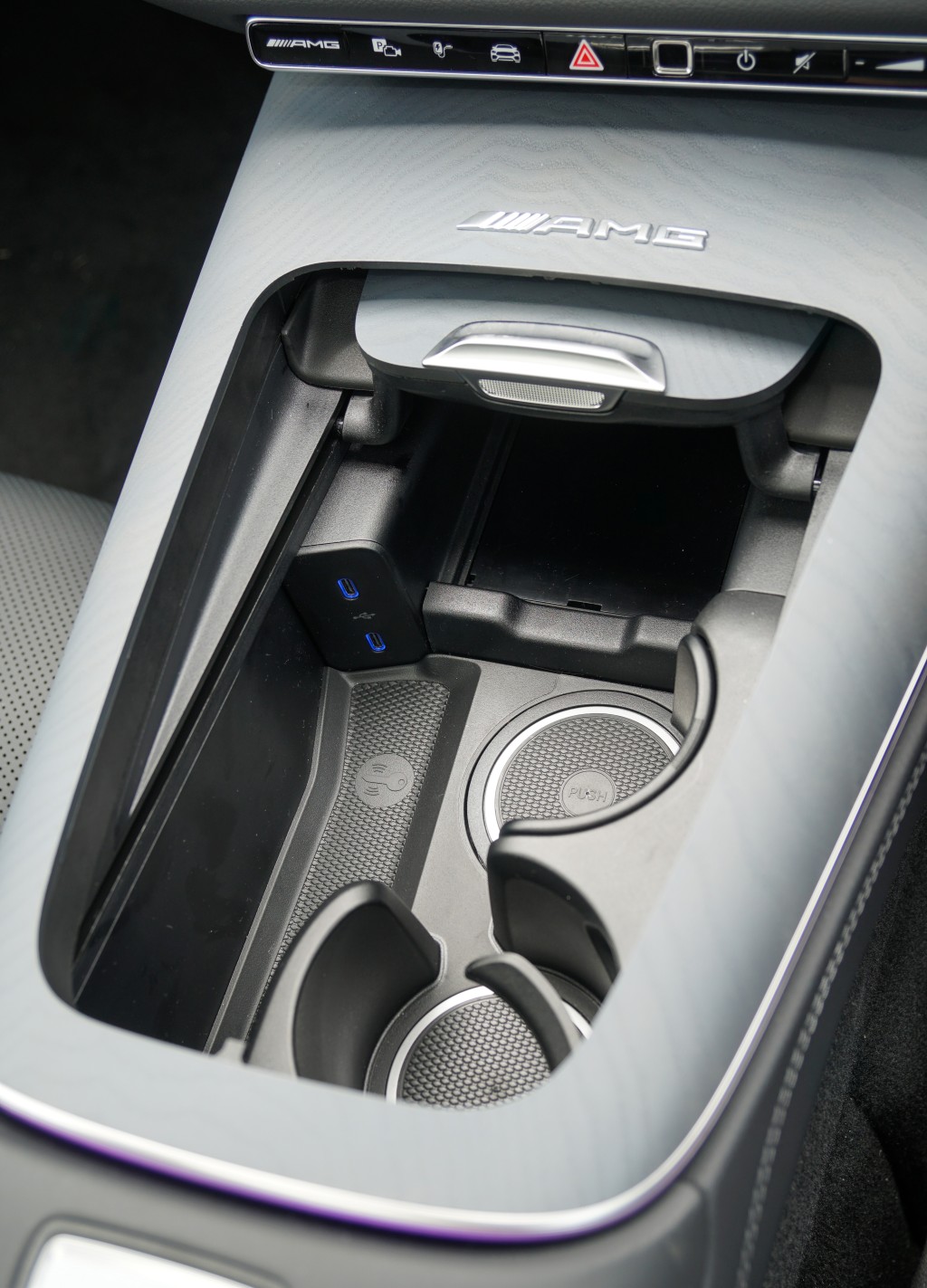 充電混能平治Mercedes-AMG E 53 HYBRID 4MATIC+本地試駕:豐富設備還有數碼儀錶板與觸控中央屏幕、全景式天窗、轉色氣氛燈、前後USB插座、360泊車鏡頭和Burmester 4D環繞音響系統等。
