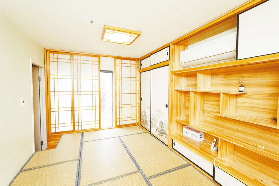 图中睡房以日式屏风门设计，打造出清雅舒适的私人空间。