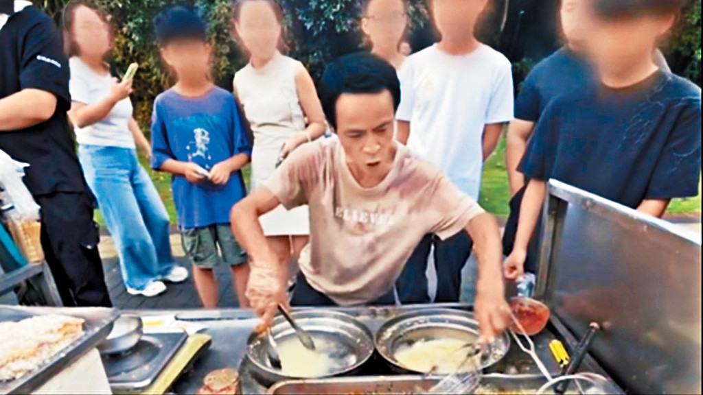 雞排哥攤位前排起長隊。