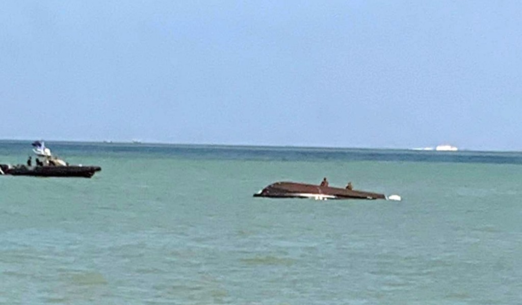 涉事的小艇翻沉，政府跨部門搜救。