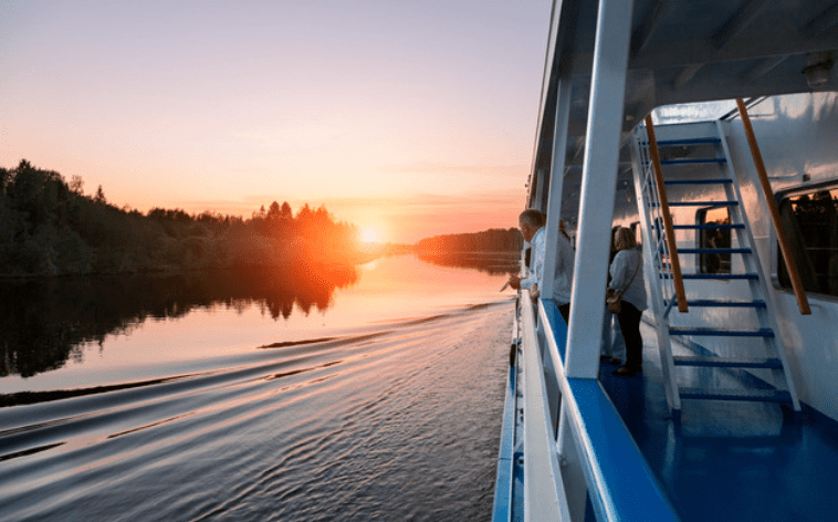 當郵輪於日落時分啟航離開時,竟無人察覺女事主仍滯留島上。Alamy示意圖 當郵輪於日落時分啟航離開時,竟無人察覺女事主仍滯留島上。Alamy示意圖