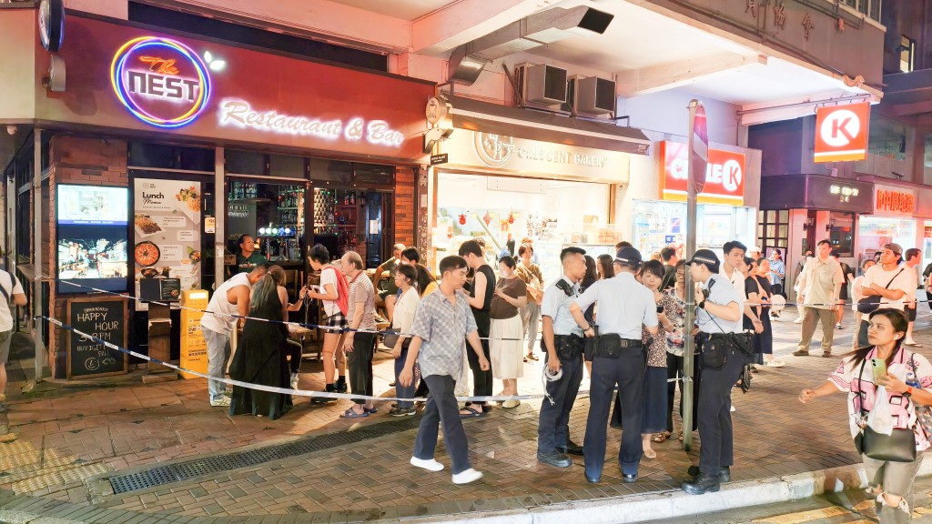 大批居民疏散至樓下暫避。徐裕民攝 大批居民疏散至樓下暫避。徐裕民攝