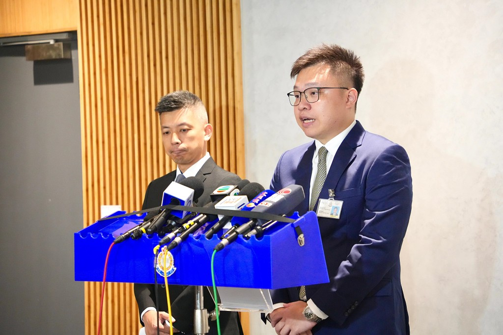 東九龍總區重案組第二隊總督察蘇志兵(左)及重案組第 2B 隊主管高級督察蔡定光。 東九龍總區重案組第二隊總督察蘇志兵(左)及重案組第 2B 隊主管高級督察蔡定光。