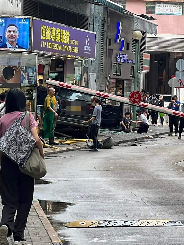 私家車失控撞倒女途人。fb：香港突發事故報料區及討論區