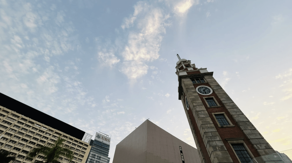 本港地区今日大致多云，间中有骤雨。蔡楚辉摄