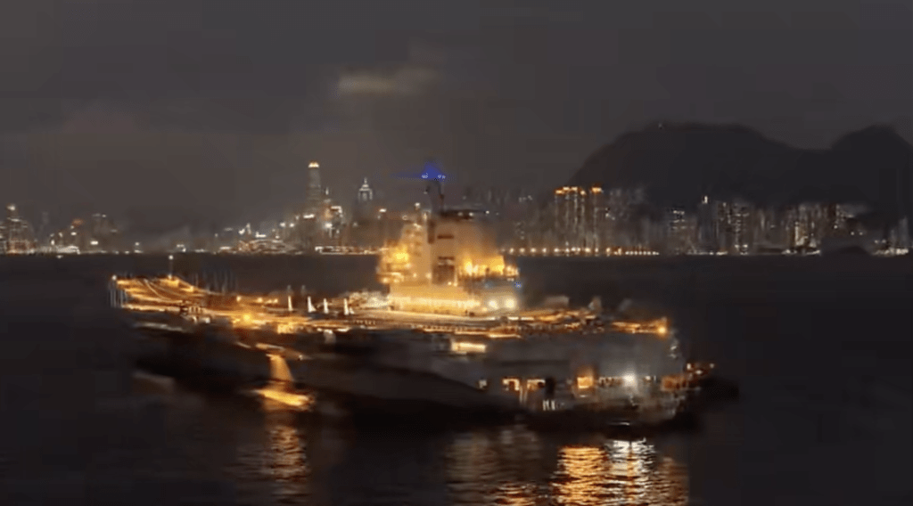 山東艦於周四進入本港水域時,不少市民已先睹為快,但山東艦在夜幕中亮起航燈的情景,還是頭一遭曝光。 山東艦於周四進入本港水域時,不少市民已先睹為快,但山東艦在夜幕中亮起航燈的情景,還是頭一遭曝光。