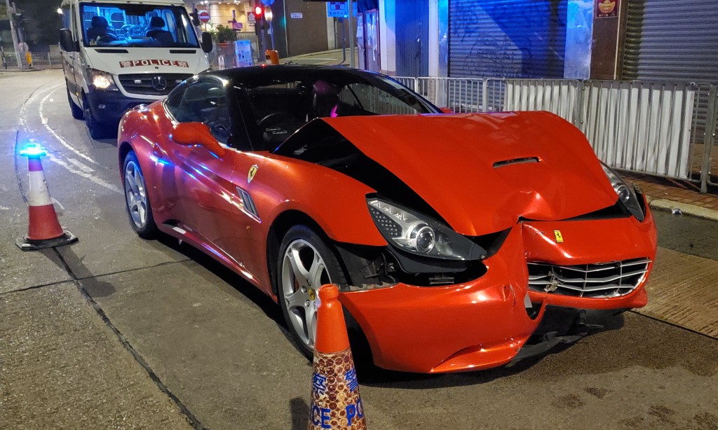 涉事跑車車頭損毀,車頭蓋更撞至摺起。蔡楚輝攝