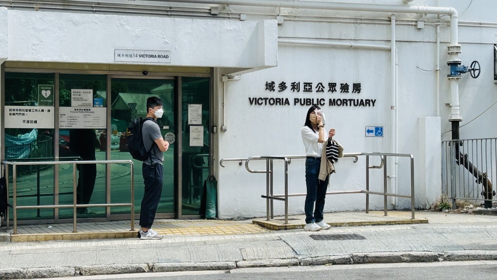 女親屬拿出手帕,不停擦拭眼淚。蔡楚輝攝 女親屬拿出手帕,不停擦拭眼淚。蔡楚輝攝