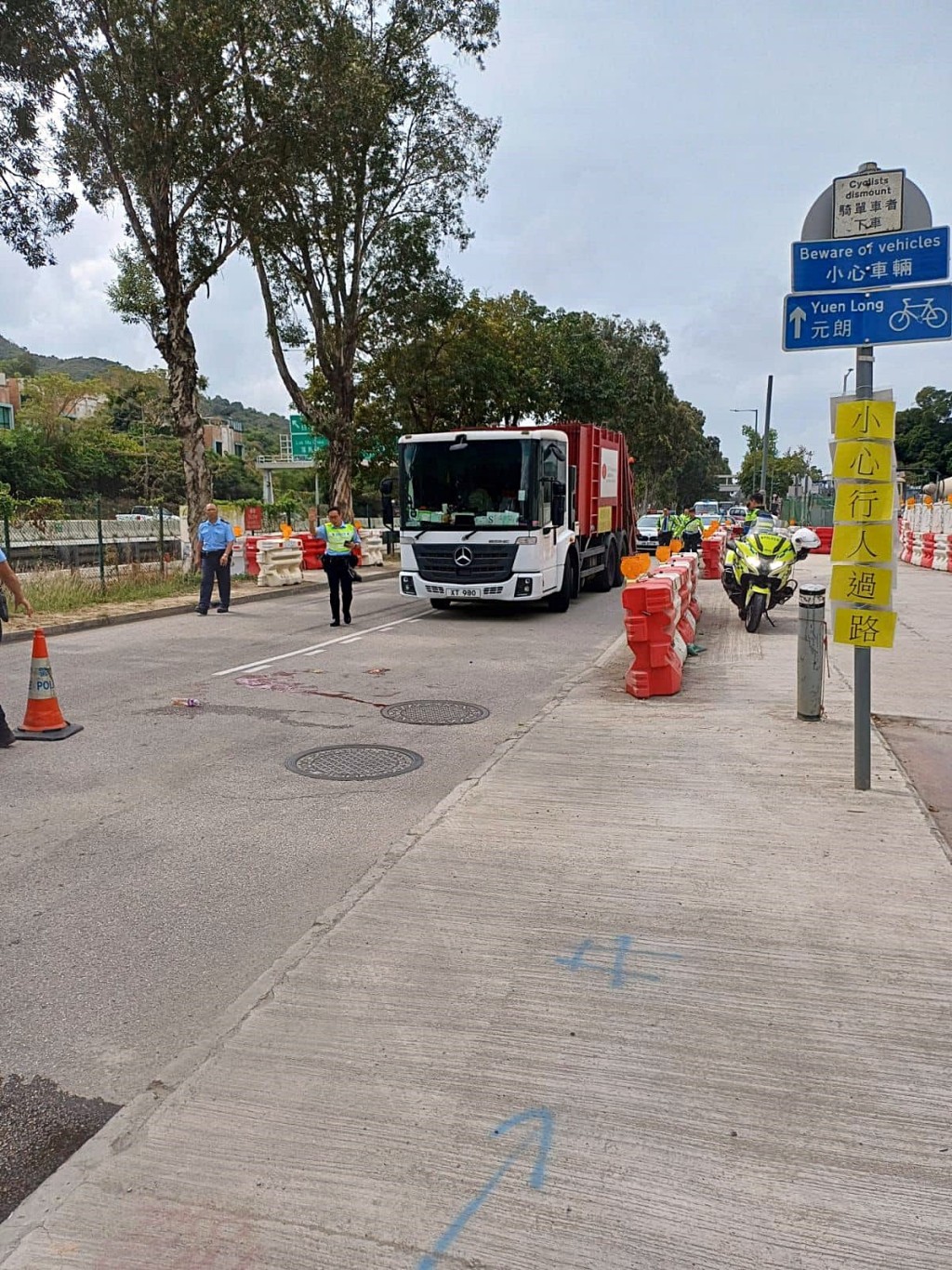 地上遺下大灘鮮血。fb：車cam L（香港群組）