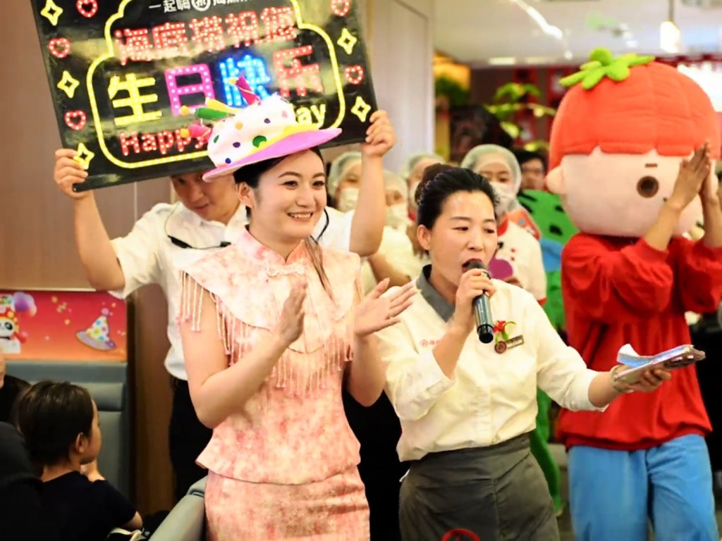 陝西一對新人到海底撈舉行婚宴。 陝西一對新人到海底撈舉行婚宴。
