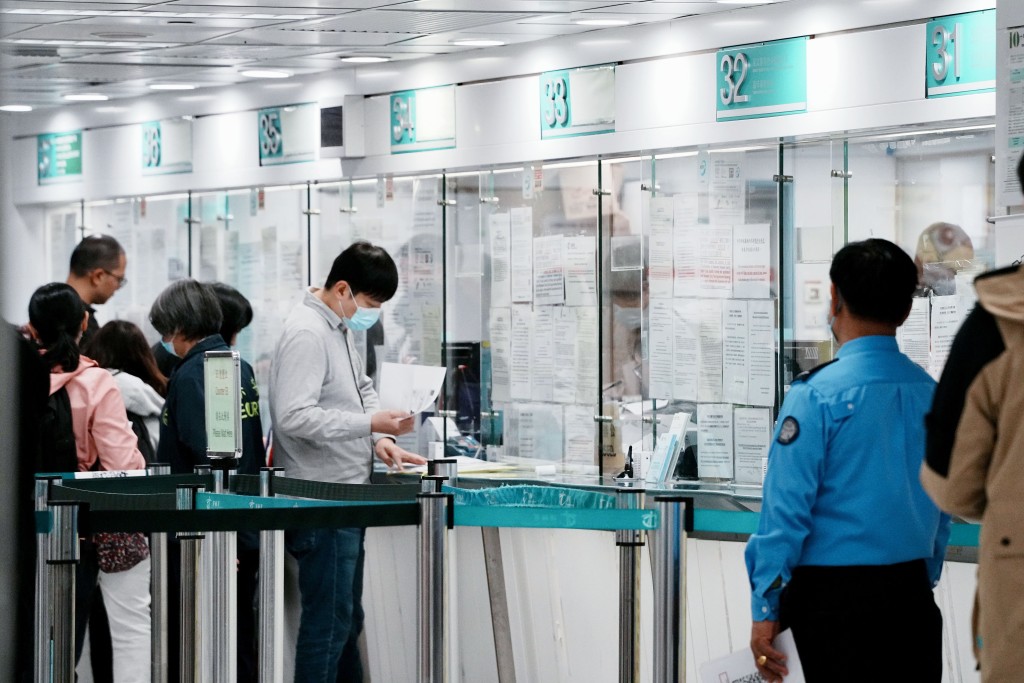 運輸署在推出全面網上預約時，櫃位服務將擴展至全部4間牌照事務處，增加預約名額約四成，至每日550個。資料圖片