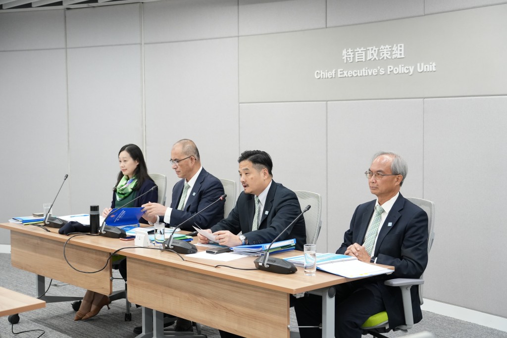 （左起）特首政策組助理組長張頌詩、副組長王春新博士、組長黃元山博士及副組長關家明出席2026年《施政報告》特首政策組專家組成員線上簡介會。