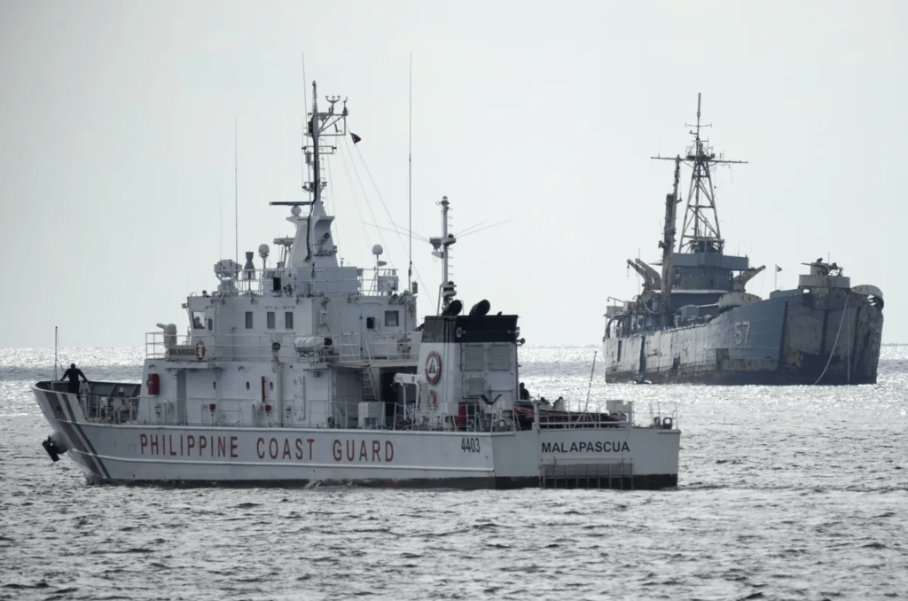 菲律宾海岸防卫队巡逻舰在南海巡逻。美联社