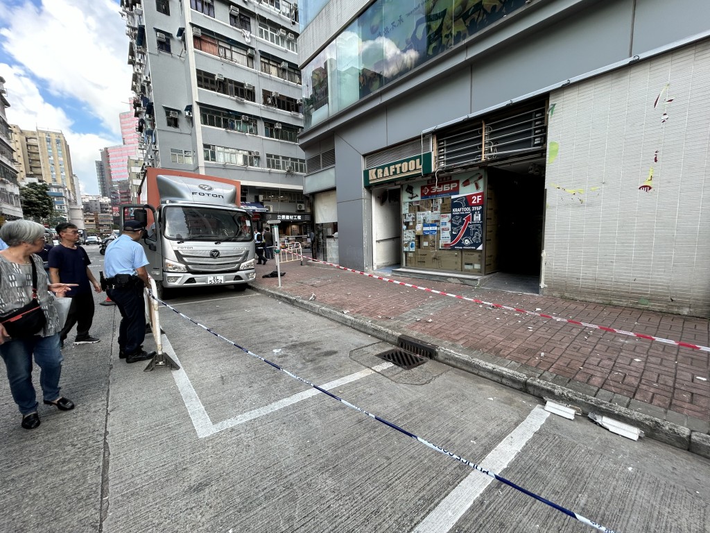 現場遺下大量碎石。 現場遺下大量碎石。