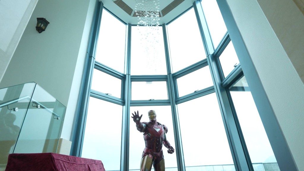 業主善用單位優勢，擺放一個兩米高的Iron Man模型