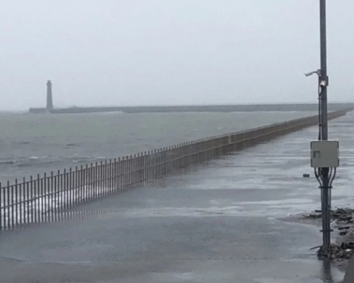 巨浪襲來整個堤被水淹沒。網圖