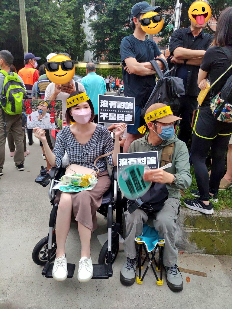 台湾民众继续就立法院改革法案上街表态。 X