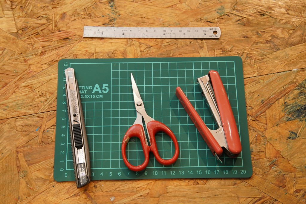 剪紙工具主要為尖嘴鉸剪、鎅板、鎅刀、釘書機及間尺。