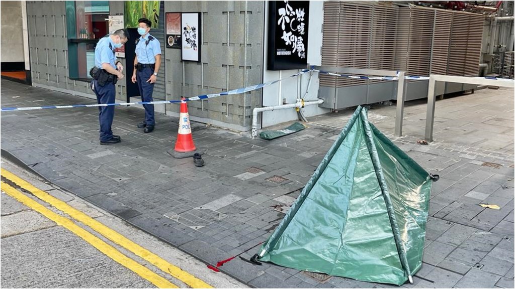 警方以帳篷遮蓋死者遺體。