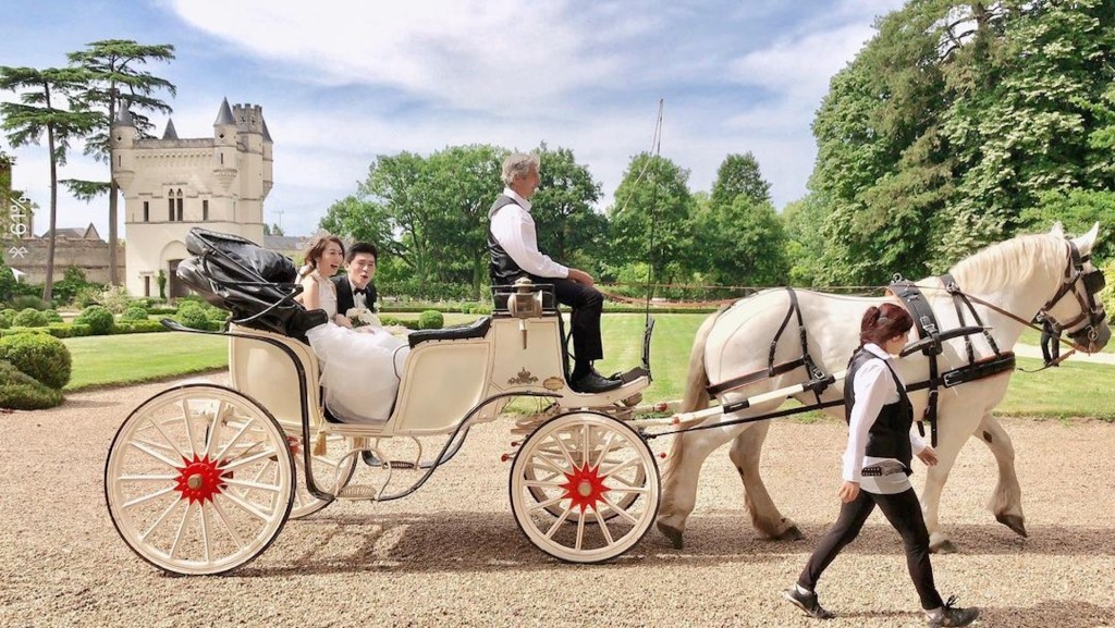 支嚳儀也曾於社交網公開2017年在法國城堡舉行盛大婚禮的片段，當中見到一對新人坐馬車，又在城堡前咀嘴，猶如童話中的公主王子一樣，而名模倪晨曦亦是姊妹團成員之一。