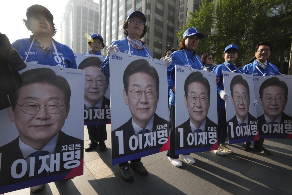 支持者在首爾街頭為李在明助選。路透社